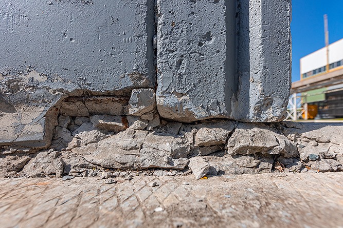 Construction defect photo showing cracks in a building foundation, representing Florida construction defect disputes and contractor liability issues.