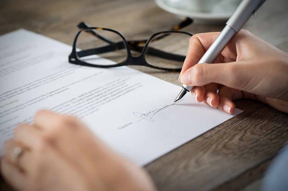 Commercial lease agreement document with pen and legal paperwork — Florida commercial lease disputes, security deposits, maintenance obligations, and early termination issues.